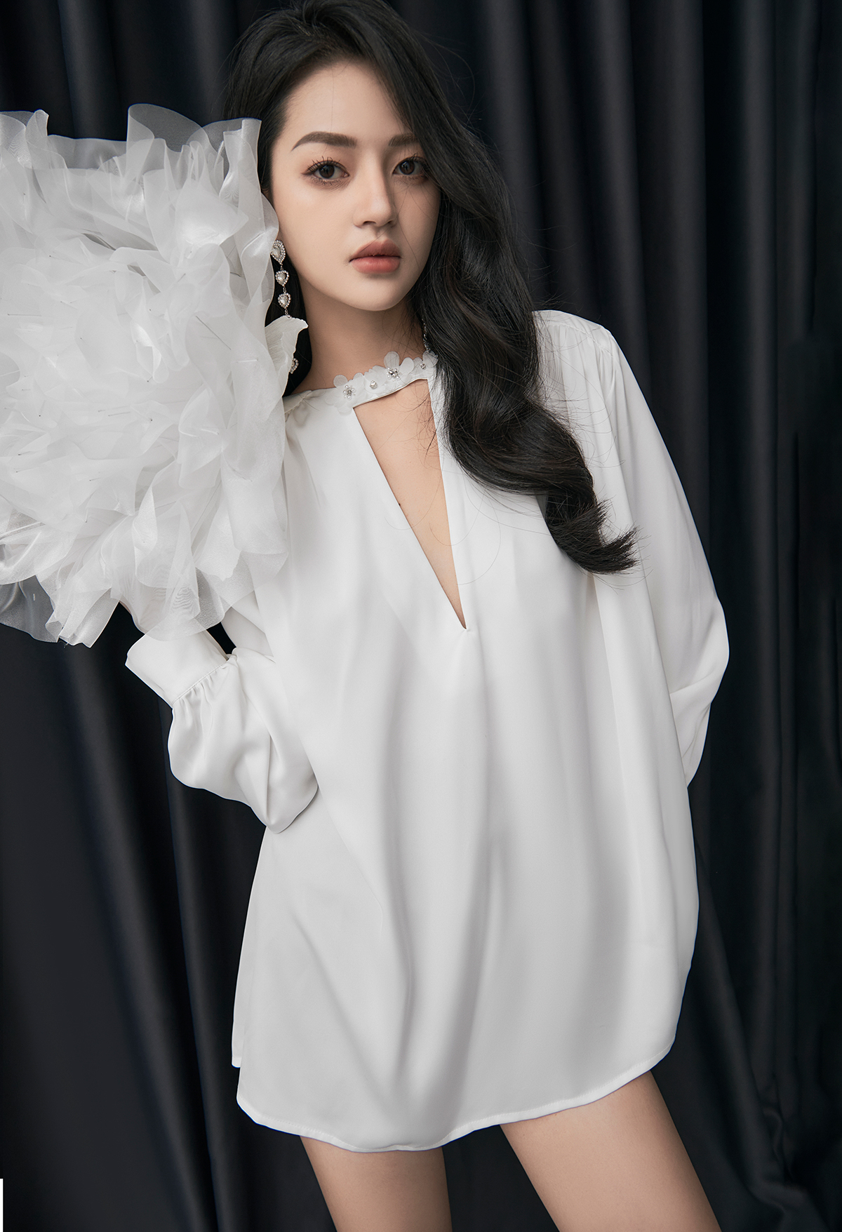 Đầm Lụa Trắng Cổ Đính Hoa Xẻ V