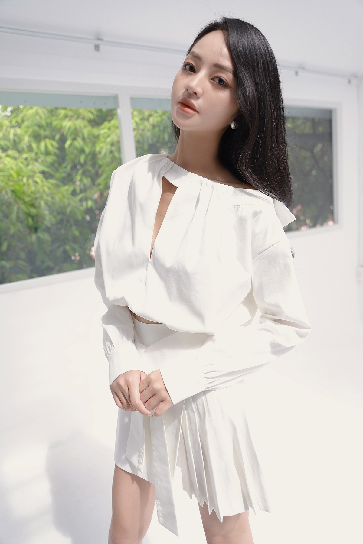 Áo Dài Tay Croptop Trắng Cổ Xẻ V